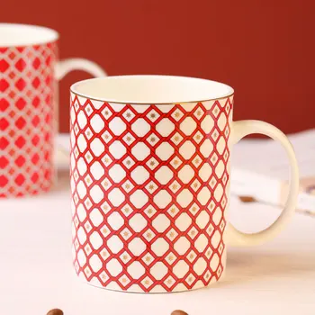 Европейската керамична чаша, чашата за кафе от костен порцелан, висококачествени керамични чаши и чинии, изискани подаръчни чаши за двойки, опаковане луксозни кутии.