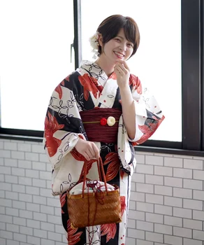 Подобряване на японското кимоно юката за жени Традиционен официален стил Златната рибка Монтаж на Пътуване Снимка на рокля